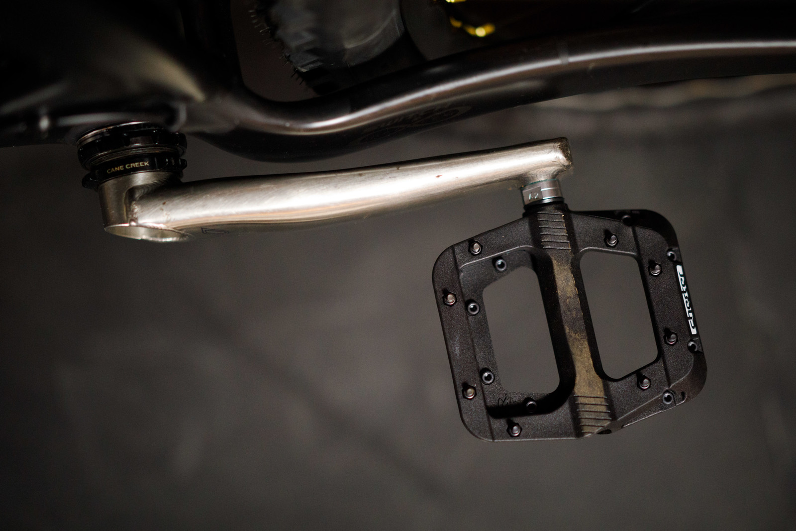 WTB Yeti Cycles純正サドル 黒/黄色 YETI cycles / SB140 C2 Factory Model - Above Bike Store Online